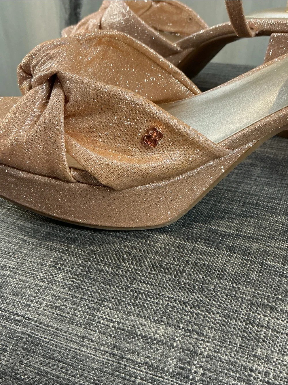 NIB Bandolino Prezley2 Shimmer Knot Sandal Heels Light Natural Size 8M